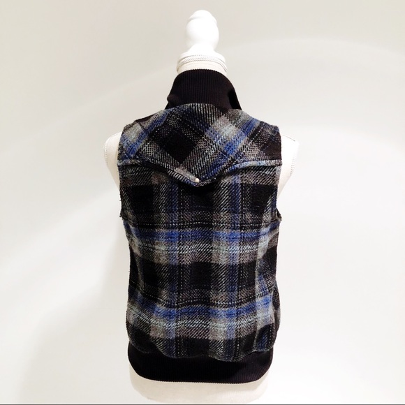 Daytrip Vest 😍💙🖤 - Picture 2 of 4